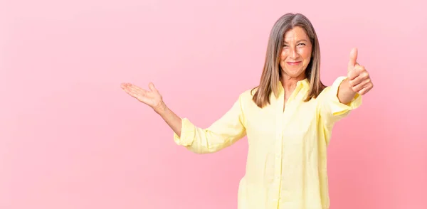 Mujer Mediana Edad Siente Orgullosa Sonriendo Positivamente Con Los Pulgares —  Fotos de Stock