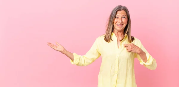 Mujer Mediana Edad Bastante Feliz Apuntando Mismo Con Una Emoción —  Fotos de Stock