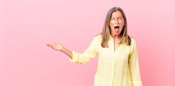 Bonita Mujer Mediana Edad Con Actitud Alegre Rebelde Bromeando Sacando —  Fotos de Stock