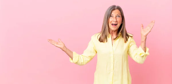 Mujer Bastante Mediana Edad Sentirse Feliz Asombrado Por Algo Increíble — Foto de Stock