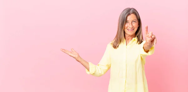 Bastante Mujer Mediana Edad Sonriendo Buscando Amigable Mostrando Número Uno —  Fotos de Stock