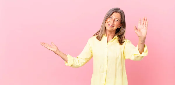 Bonita Mujer Mediana Edad Sonriendo Felizmente Saludando Con Mano Dando —  Fotos de Stock