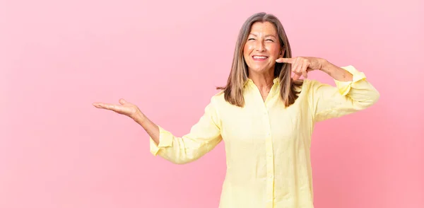 Bastante Mujer Mediana Edad Sonriendo Con Confianza Apuntando Propia Sonrisa —  Fotos de Stock