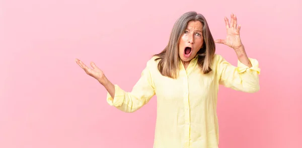 Mooie Middelbare Leeftijd Vrouw Schreeuwen Met Handen Omhoog Lucht — Stockfoto