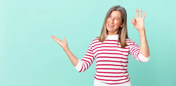 Hübsche Frau Mittleren Alters Die Sich Glücklich Fühlt Zustimmung Mit — Stockfoto