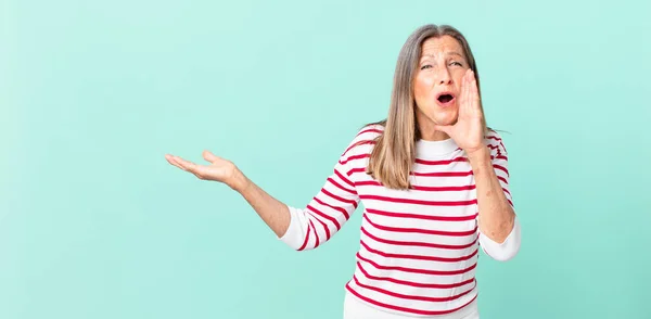 Mulher Muito Meia Idade Sentindo Feliz Dando Grande Grito Com — Fotografia de Stock