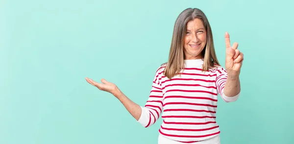 Bastante Mujer Mediana Edad Sonriendo Buscando Amigable Mostrando Número Uno — Foto de Stock