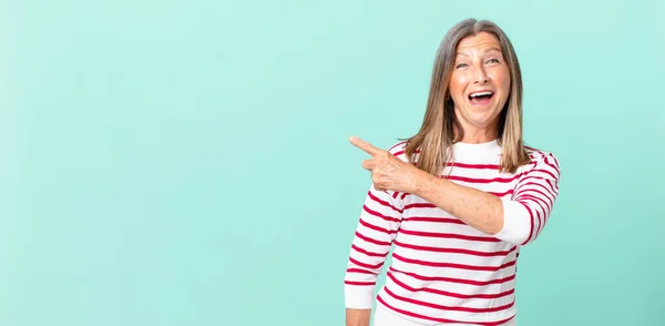 Mujer Bastante Mediana Edad Mirando Emocionado Sorprendido Señalando Lado — Foto de Stock