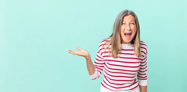 Mooie Middelbare Leeftijd Vrouw Schreeuwen Agressief Kijken Erg Boos — Stockfoto