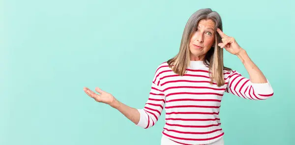 Mujer Mediana Edad Que Parece Sorprendida Realizando Nuevo Pensamiento Idea — Foto de Stock