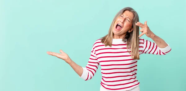 Mooie Middelbare Leeftijd Vrouw Kijken Ongelukkig Gestresst Zelfmoord Gebaar Maken — Stockfoto