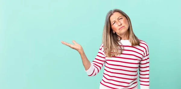 Mooie Middelbare Leeftijd Vrouw Gevoel Verward Verward — Stockfoto