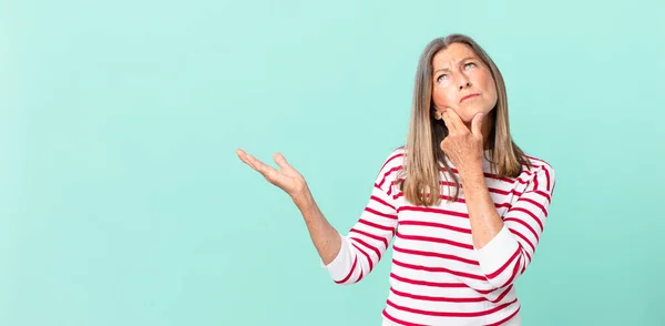 Mooie Middelbare Leeftijd Vrouw Denken Gevoel Twijfelachtig Verward — Stockfoto