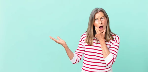 Bella Donna Mezza Età Con Bocca Occhi Spalancati Mano Sul — Foto Stock