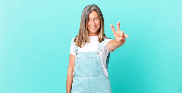 Bonita Mulher Meia Idade Sorrindo Olhando Feliz Gesticulando Vitória Paz — Fotografia de Stock