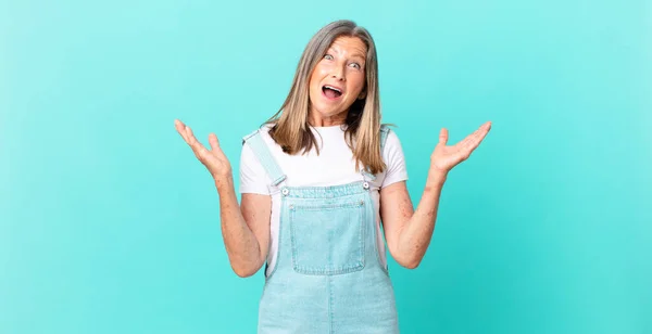 Mulher Muito Meia Idade Sentindo Feliz Surpreso Com Algo Inacreditável — Fotografia de Stock