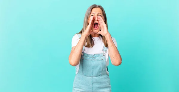 Mulher Muito Meia Idade Sentindo Feliz Dando Grande Grito Com — Fotografia de Stock