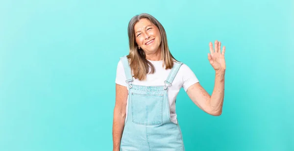 Bonita Mulher Meia Idade Sorrindo Feliz Acenando Mão Acolhendo Cumprimentando — Fotografia de Stock