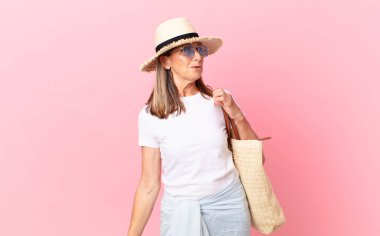 Güzel, orta yaşlı bir kadın kibirli, başarılı, pozitif ve gururlu görünüyor. yaz konsepti