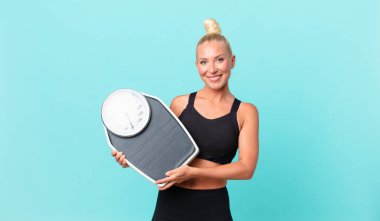 Ağırlık tartısı olan güzel bir yetişkin kadın.