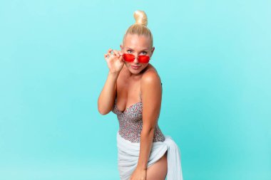 Güneş gözlüklü güzel sarışın kadın. yaz konsepti