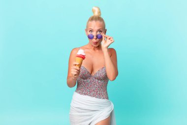 Dondurmalı güzel sarışın kadın. yaz konsepti