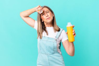 Kahveli termosu olan yaşlı ve güzel bir kadın.