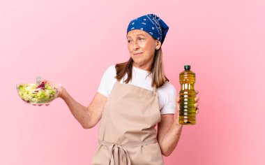 Güzel bayan salata hazırlıyor.