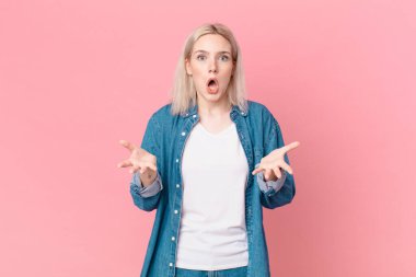 Sarışın, güzel bir kadın inanılmaz bir sürprizle şaşkına dönmüş ve hayrete düşmüş.