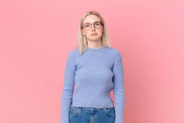 Sarışın, güzel bir kadın üzgün ve sızlanıyor. Mutsuz bir bakışla ve ağlamayla.