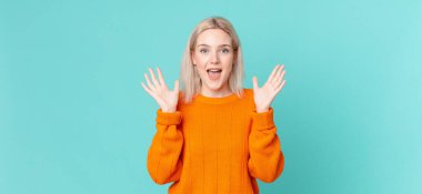 Sarışın, güzel bir kadın kendini mutlu hissediyor ve inanılmaz bir şey karşısında şaşkına dönüyor.