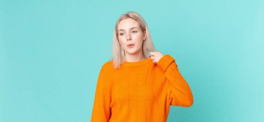 sarışın güzel kadın stresli, endişeli, yorgun ve hayal kırıklığına uğramış hissediyor.