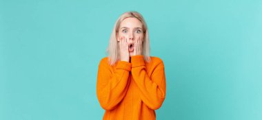 Sarışın, güzel bir kadın şokta ve korkuyor.