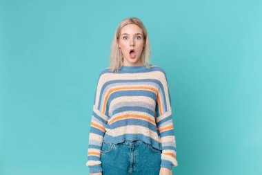 Sarışın güzel kadın çok şaşırmış ya da şaşırmış görünüyor.