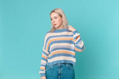 sarışın güzel kadın stresli, endişeli, yorgun ve hayal kırıklığına uğramış hissediyor.