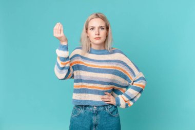 Sarışın, güzel bir kadın kapiş ya da para hareketi yapıyor, sana ödemeni söylüyor.