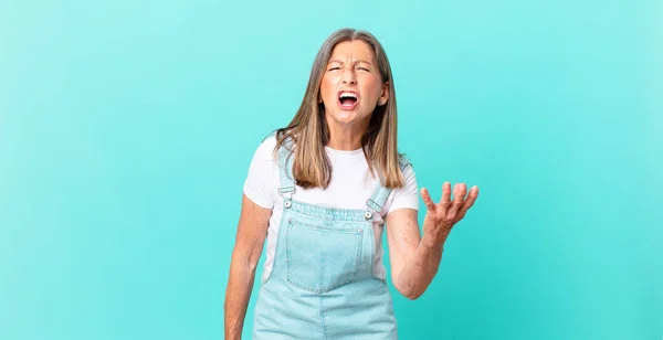 Mooie Middelbare Leeftijd Vrouw Zoek Boos Geïrriteerd Gefrustreerd — Stockfoto