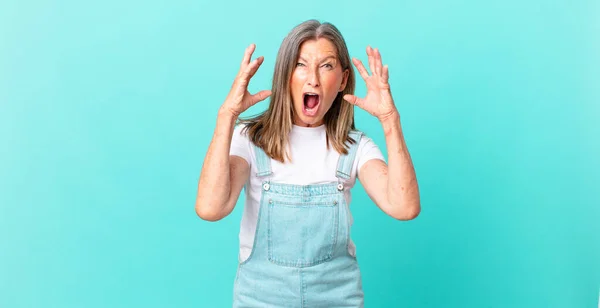 Jolie Femme Âge Moyen Criant Avec Les Mains Air — Photo