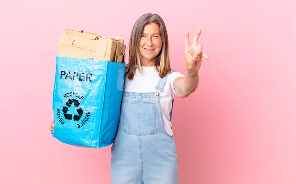 Vacker Medelålders Kvinna Ler Och Ser Glad Gestikulerande Seger Eller — Stockfoto