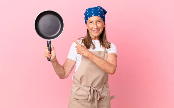 Mulher Meia Idade Bonita Sorrindo Alegremente Sentindo Feliz Apontando Para — Fotografia de Stock