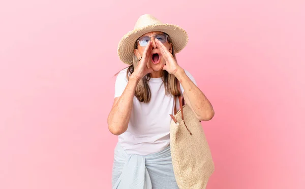 Bella Donna Mezza Età Sentendosi Felice Dando Grande Grido Con — Foto Stock