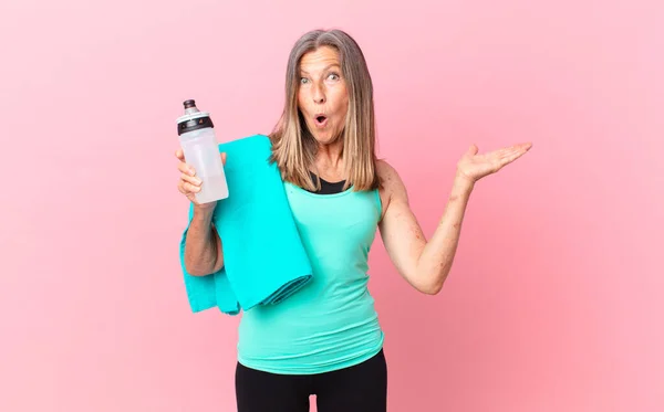 Mooie Vrouw Van Middelbare Leeftijd Kijkt Verrast Geschokt Met Een — Stockfoto