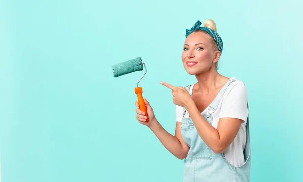 Joven Bonita Mujer Pintando Una Pared Con Rodillo — Foto de Stock