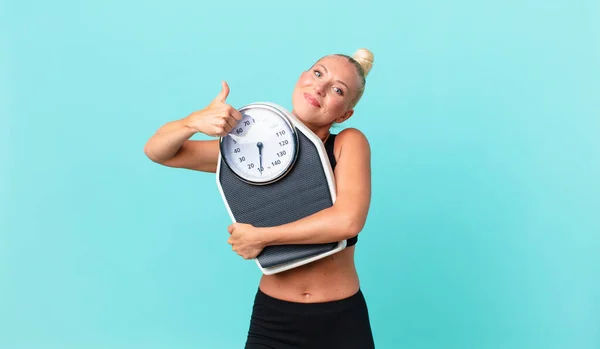 Bella Donna Adulta Con Una Scala Peso — Foto Stock