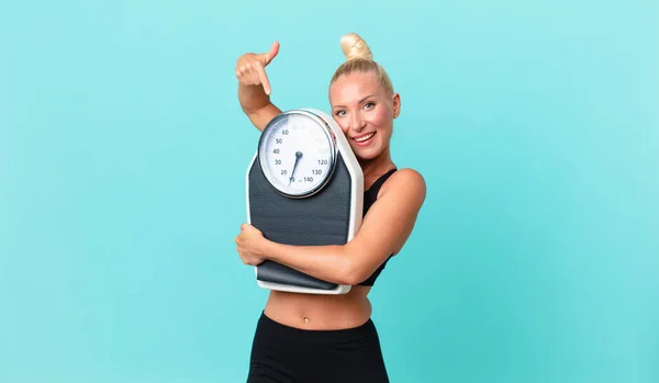 Bella Donna Adulta Con Una Scala Peso — Foto Stock