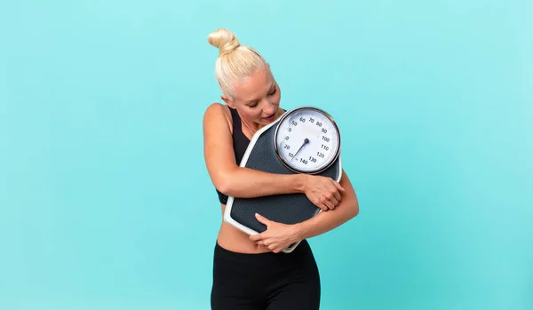 Bella Donna Adulta Con Una Scala Peso — Foto Stock