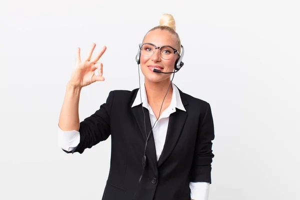 Bella Donna Adulta Con Auricolare Lavoro — Foto Stock