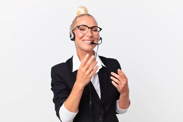 Bella Donna Adulta Con Auricolare Lavoro — Foto Stock