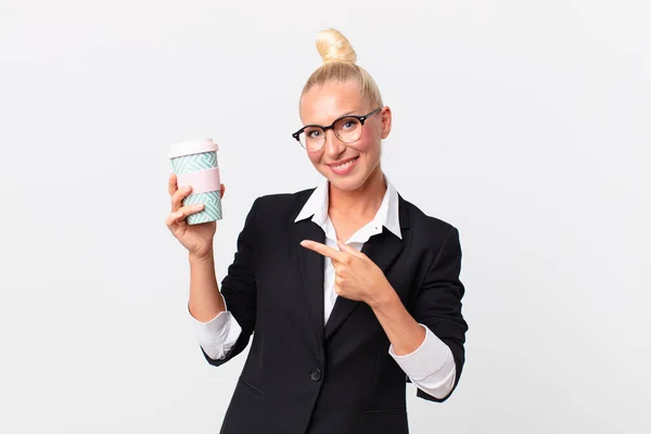 Mooie Blonde Volwassen Zakenvrouw Met Een Take Away Koffie — Stockfoto