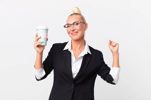 Söt Blond Vuxen Affärskvinna Med Take Away Kaffe — Stockfoto